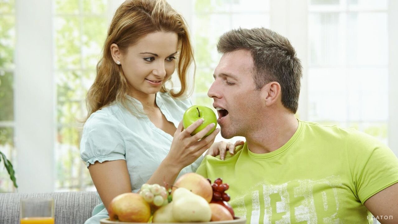 the girl gives the man healthy food
